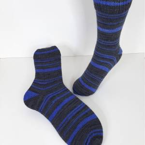 Handgestrickte Socken 44/45 mit Alpakaanteil anthrazit/blau gestreift Bild 1