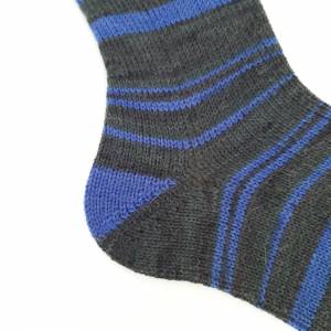 Handgestrickte Socken 44/45 mit Alpakaanteil anthrazit/blau gestreift Bild 2