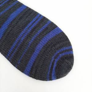 Handgestrickte Socken 44/45 mit Alpakaanteil anthrazit/blau gestreift Bild 3