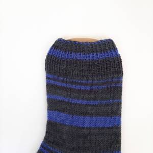 Handgestrickte Socken 44/45 mit Alpakaanteil anthrazit/blau gestreift Bild 4
