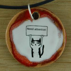 Orgineller Keramik Anhänger mit einer Katze "Brauche Aufmerksamkeit" Geschenk Tierbesitzer Katzenbesitzer Halske Bild 1