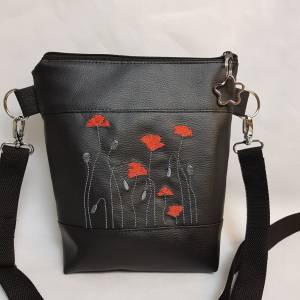 Kleine Handtasche Mohnblume  schwarz grau rot  Umhängetasche Blume  Tasche mit Anhänger Kunstleder Bild 1