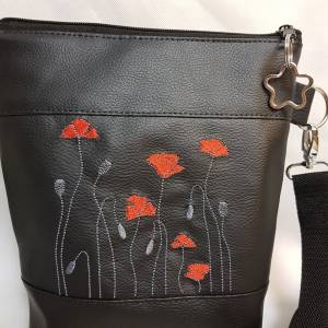 Kleine Handtasche Mohnblume  schwarz grau rot  Umhängetasche Blume  Tasche mit Anhänger Kunstleder Bild 3