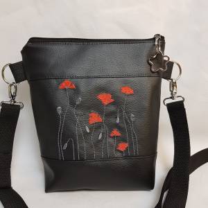 Kleine Handtasche Mohnblume  schwarz grau rot  Umhängetasche Blume  Tasche mit Anhänger Kunstleder Bild 4