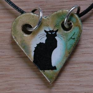 Orgineller Keramik Anhänger Katze. schwarz Kater Herz grün Schmuck handgefertigt Halskette Geschenk Mädchen Jungen Fraue Bild 1