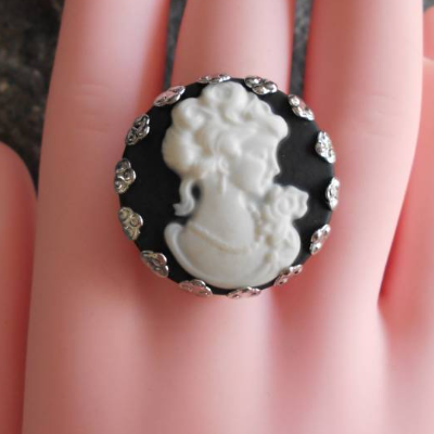 Rund schwarz  Ring Frauenporträt ONE SIZE 