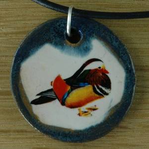 Orgineller Keramik Anhänger mit einer Mandarinente; Vogel, Teich, Park, Ente, bunt Bild 1