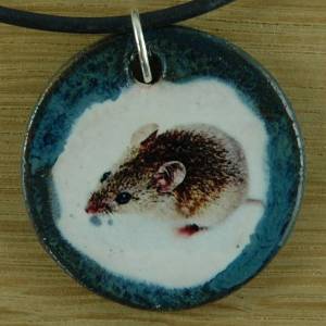 Orgineller Keramik Anhänger mit einer Maus; Kaninchen Nager, Nagetier, Haustier, Maus,  Schmuck handgefertigt homemade H Bild 1