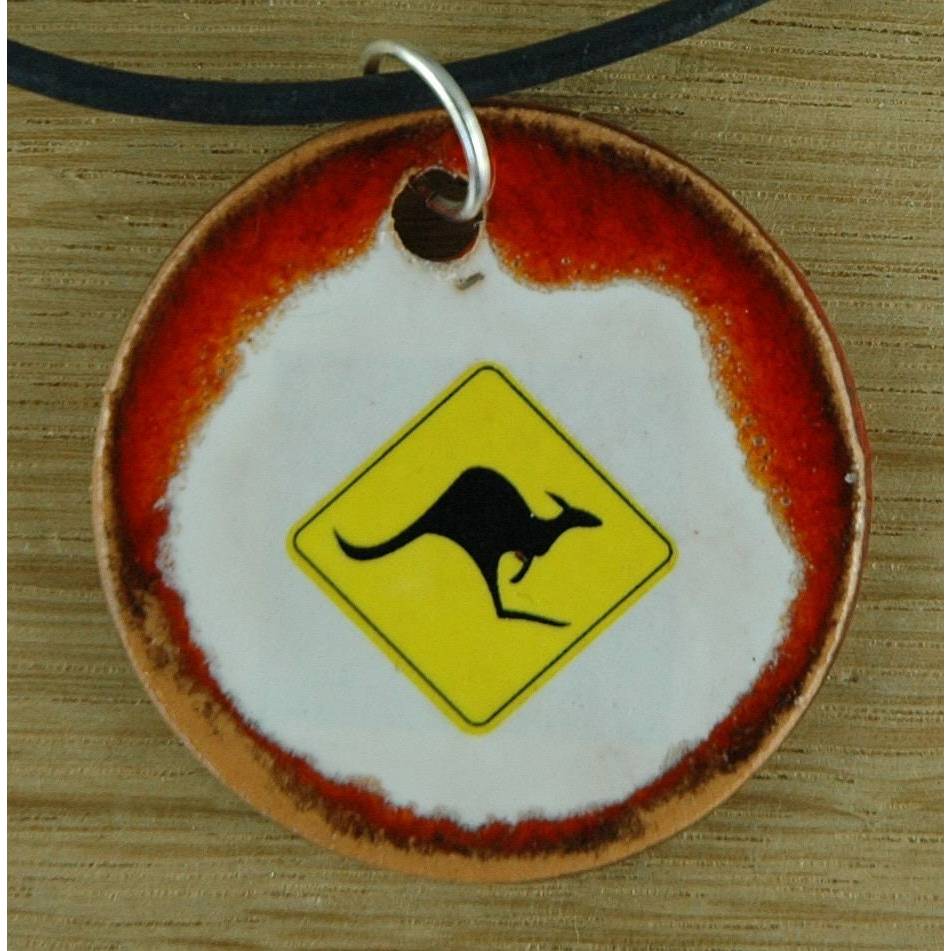 Orgineller Keramik Anhänger mit einem Känguru Schild ; Kette, Schmuck, Talisman, Beuteltier, Tier Australien Bild 1