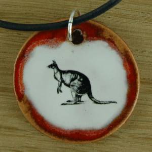 Orgineller Keramik Anhänger mit einem Känguru; Kette, Schmuck, Talisman, Beuteltier, Tier Australien Bild 1