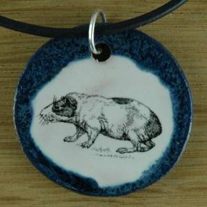 Orgineller Keramik Anhänger mit einer Meerschweinchen; Nagetier, Haustier, Maus,  Schmuck handgefertigt homemade Halsket Bild 1