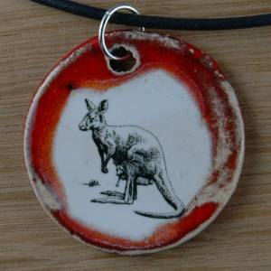 Orgineller Keramik Anhänger mit einem Känguru; Kette, Schmuck, Talisman, Beuteltier, Tier Australien Bild 1
