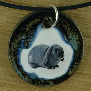 Orgineller Keramik Anhänger mit einem Kaninchen; Hase, Nagetier, Haustier, Maus,  Schmuck handgefertigt homemade Halsket Bild 1