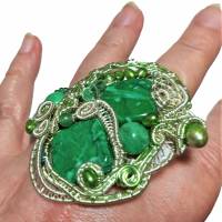 großer Ring grün Perlen an Jaspis 65 x 45 mm handgemacht in wirework silberfarben crazy Handschmuck Bild 1