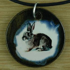 Orgineller Keramik Anhänger mit einem Kaninchen; Hase, Nagetier, Haustier, Maus,  Schmuck handgefertigt homemade Halsket Bild 1