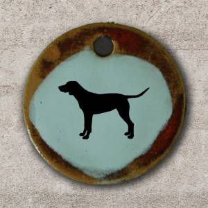 Witziger Keramik Anhänger mit einem Jagdhund. Silhouette Hund, Schmuck, Kette, Kettenanhänger Geschenk Hundebesitzer Bild 1