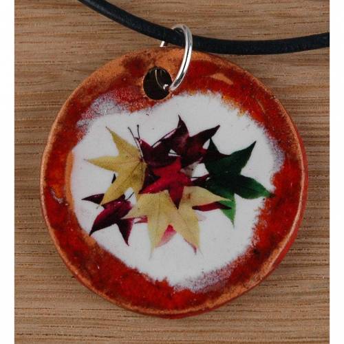 Orgineller Keramik Anhänger mit Blättern. Natur, Herbst, bunt, Kette
