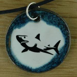 Schöner Keramik Anhänger mit einem Hai; weiße Hai Raubfische Fisch, Meer, Fische, Schwimmen lernen, Ferien, Urlaub, Stra Bild 1