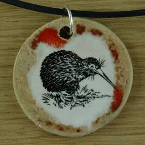 Orgineller Keramik Anhänger mit einem Kiwi. Natur Zeichnung Neuseeland Vogel Bild 1
