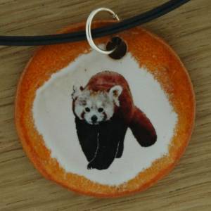 Orgineller Keramik Anhänger mit einem kleinen Panda; Pandabär Koala Bären; Kette, Schmuck, Talisman, Beuteltier, Tier Au Bild 1