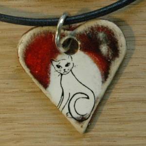 Orgineller Keramik Anhänger weiße Katze. Kater rotes Herz  Schmuck handgefertigt Halskette Geschenk Mädchen Jungen Fraue Bild 1