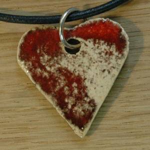 Orgineller Keramik Anhänger weiße Katze. Kater rotes Herz  Schmuck handgefertigt Halskette Geschenk Mädchen Jungen Fraue Bild 2