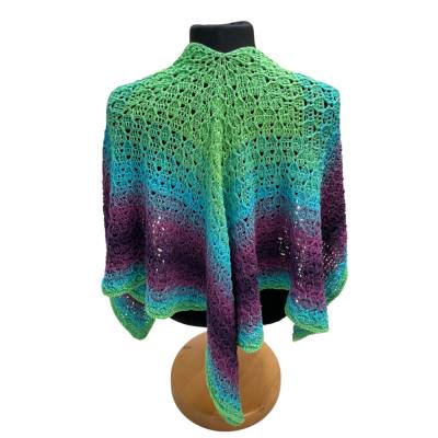Handgemachtes Ponchotuch Perlenreigen – einzigartiges gehäkeltes Schultertuch grün-blau-lila, fünfeckig, 1,45m Spannweite