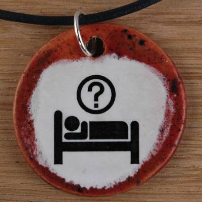 Orgineller Keramik Anhänger Wo bin ich? Bett lustig Studenten Mädchen Jungen Kette Kettenanhänger Halskette Geschenk Geb