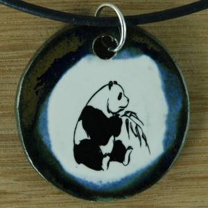 Schöner Keramik Anhänger mit einem Pandabär, Souvenirs, China, Tiere, Bambus, Panda, Geschenk, Mitbringsel Bild 1