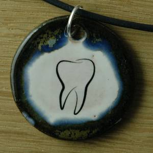 Orgineller Keramik Anhänger Zahn; Zahnarzt Dentist Zähne Praxis Geschenk, Kette, Schmuck, Herren, Kinder, Damen, Mädchen Bild 1