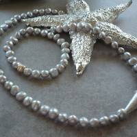 Wunderschöne,klassisch-moderne Perlenkette,Silber-Graue Perlenkette mit Designer Zwischenteil,Echte graue Perlenkette, Bild 1
