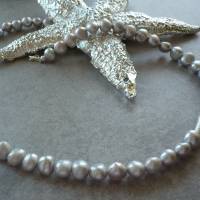 Wunderschöne,klassisch-moderne Perlenkette,Silber-Graue Perlenkette mit Designer Zwischenteil,Echte graue Perlenkette, Bild 4