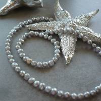 Wunderschöne,klassisch-moderne Perlenkette,Silber-Graue Perlenkette mit Designer Zwischenteil,Echte graue Perlenkette, Bild 8