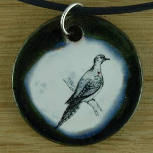 Orgineller Keramik Anhänger mit einer Taube; Frieden Vögeln Vogel Garten Geschenk, Kette, Schmuck, Herren, Kinder, Damen Bild 1