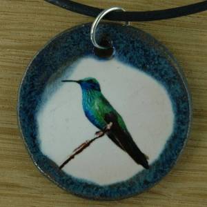 Orgineller Keramik Anhänger mit einem Kolibri; Regenwald, Brasilien, Pantanal, Vogel, Tier, Schmuck, Kette Bild 1