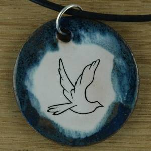 Orgineller Keramik Anhänger mit einer Taube; Frieden Vögeln Vogel Garten Geschenk, Kette, Schmuck, Herren, Kinder, Damen Bild 1
