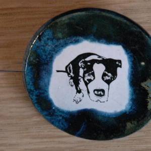 Orginelle Keramik Brosche mit einer süßen Hund. vintage-Motiv American Staffordshire Terrier, Pit Bull Terrier, Bullterr Bild 2