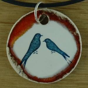 Orgineller Keramik Anhänger mit blauen Vögeln; Vogel, Ornament Geschenk, Kette, Schmuck, Herren, Kinder, Damen, Mädchen, Bild 1