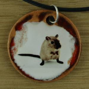 Orgineller Keramik Anhänger mit einer Wüstenrennmaus; Nagetier, Haustier, Maus,  Schmuck handgefertigt homemade Halskett Bild 1