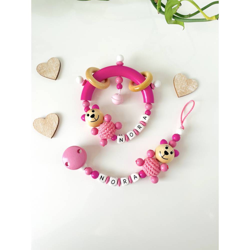 Handgemachte Schnullerkette mit Name und passendem Greifling in Pink und Babyrosa mit Bärenmotiv Bild 1