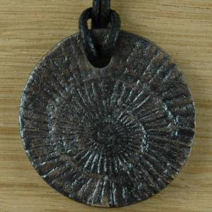 Schöner Keramik Anhänger mit einem Ammoniten; Prähistorisch, Fossil, Nachbildung, Nachahmung, Insekt, Paläontologie Bild 1