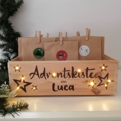 Adventskiste Adventskalender Holz mit Name auf Wunsch mit Lichterkette & Tütenset personalisiert 40x30x14cm Weihnachten