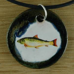 Schöner Keramik Anhänger mit einer Forelle; Fisch schwimmen Angler Fische Ferien, Urlaub, Strand, Wellen Halskette Kette Bild 1