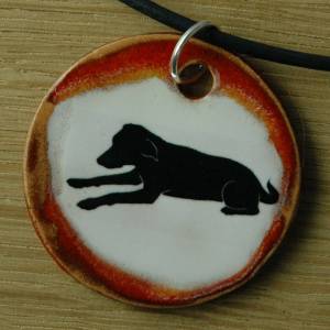 Orgineller Keramik Anhänger mit einem Labrador.  Hund Andenken Schmuck, handgefertigt, homemade, Halskette, Geschenk, He Bild 1