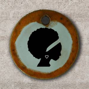 Orgineller Keramik Anhänger "Frau"; Gesicht Afrika Amerika Welt Schmuck handgefertigt homemade Halskette Geschen Bild 1