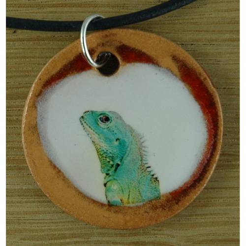Orgineller Keramik Anhänger mit einem Leguan. Schmuck, handgefertigt, homemade Halskette Geschenk Herren Kinder, Damen A