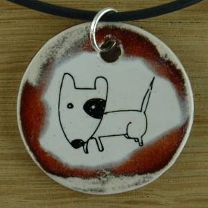 Orgineller Keramik Anhänger mit einem lustigen  Hund Andenken Schmuck, handgefertigt, homemade, Halskette, Geschenk, Her Bild 1