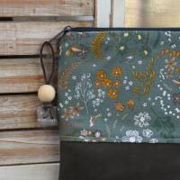 Mittlere grüne Kosmetiktasche M YOKO mit Blättern und Zweigen aus Baumwolle und Kunstleder Kulturtasche japanisch Bild 2