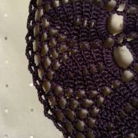 Hübsches rundes Deckchen in violett - Durchmesser 28 cm - Handarbeit Bild 2