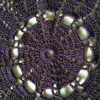 Hübsches rundes Deckchen in violett - Durchmesser 28 cm - Handarbeit Bild 3